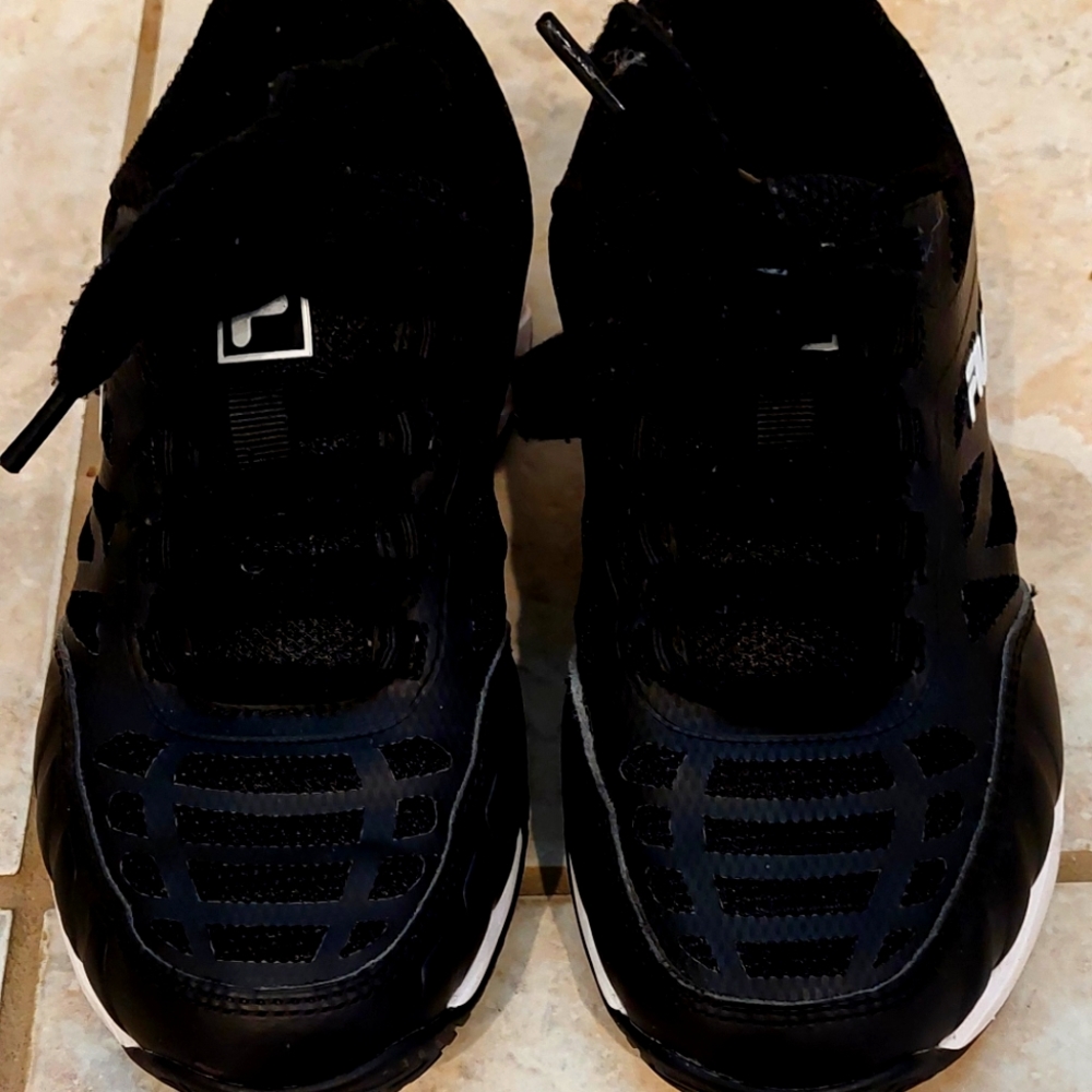 Fila Children's Tennis Shoes (black, size 2 1/2)